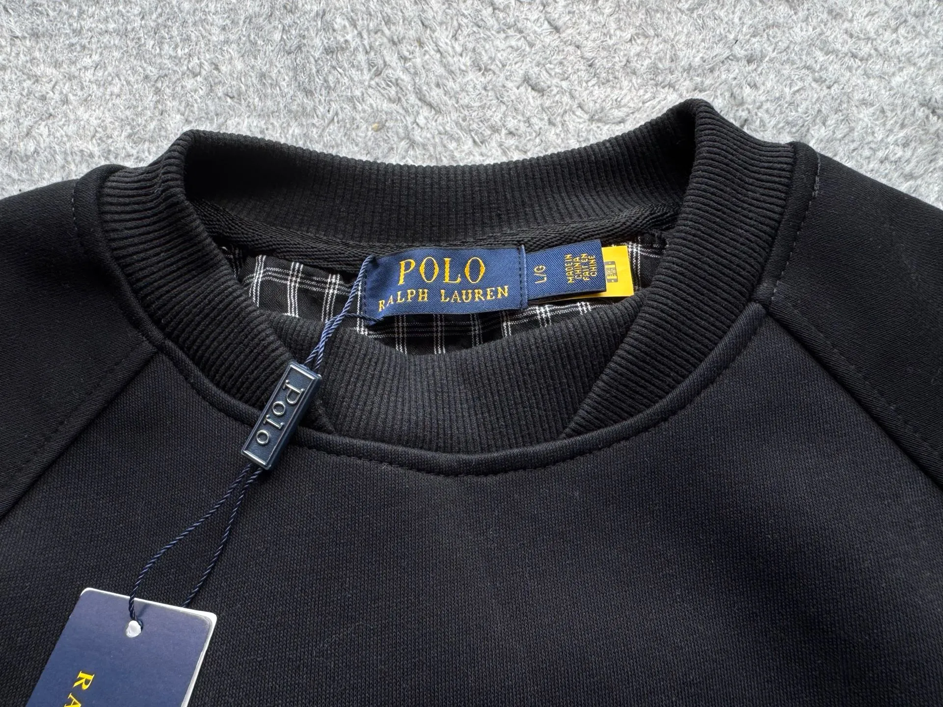 P220 Polo Ralph Lauren FW25 solid color embroidered logo sweatshirt. A sweatshirt is absolutely indispensable for the lazy feeling in autumn⛸️Ralph Luaren. The core is casual and relaxed, and the exterior is an American silhouette. It has a boyish laziness in place. It is unobtrusive but looks more timeless. 🕶️ The large drop shoulder version looks casual and fashionable. Wear it alone in spring and autumn or layer it in winter. It is completely a long-term sweatshirt in the wardrobe🫶🏻 Size Length Sleeve Length Bust M 63.5 80.5 130 L 65 82 134 XL 66.5 83.5 138